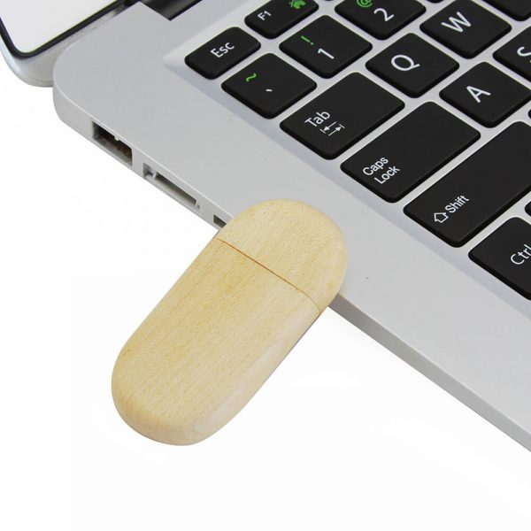 houten usb stick in laptop
